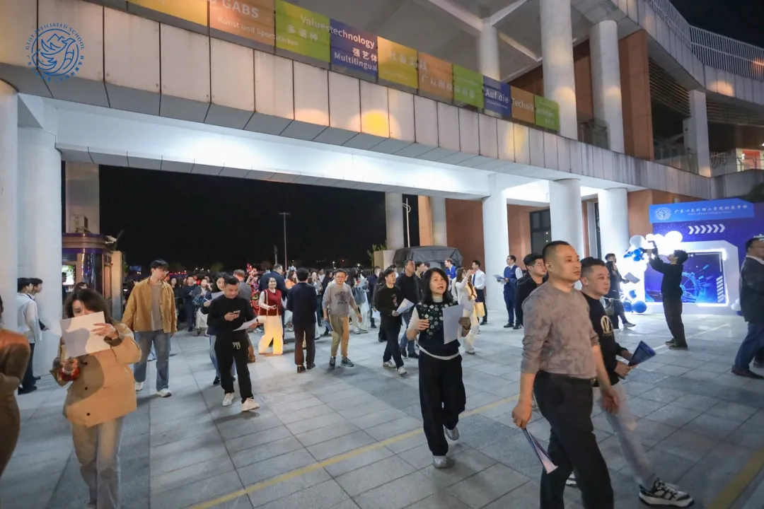 家长与学生走进校园开放活动